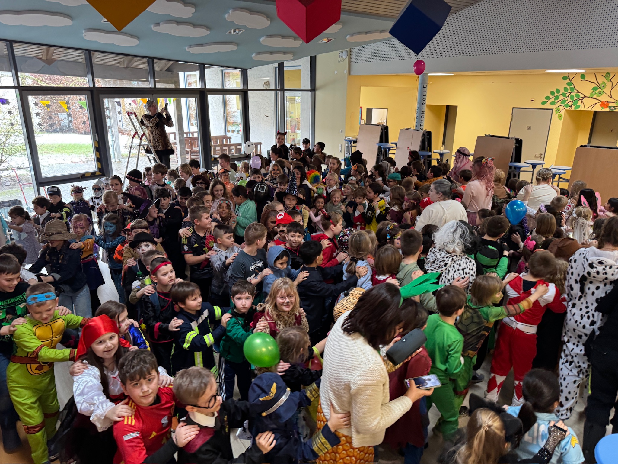 Du betrachtest gerade Buntes Faschingstreiben an unserer Grundschule!